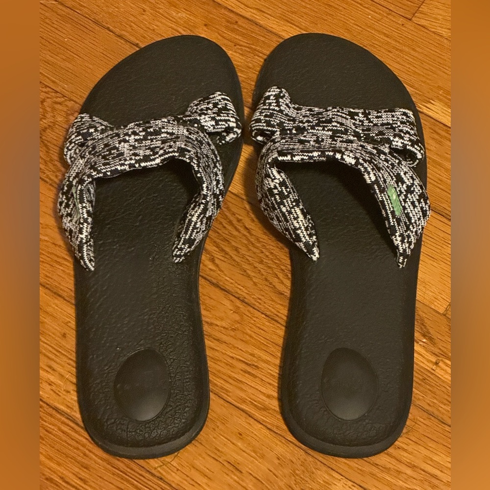 NEW Womens SANUK Black White Yoga Mat Capri Knit Sandals Slip On Shoes Size 10